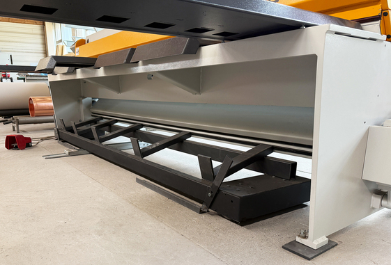 Flexibler Auswurf nach vorne oder hinten ermöglicht die direkte Weiterverarbeitung oder das Abstapeln der Bleche. © RAS Reinhardt Maschinenbau GmbH