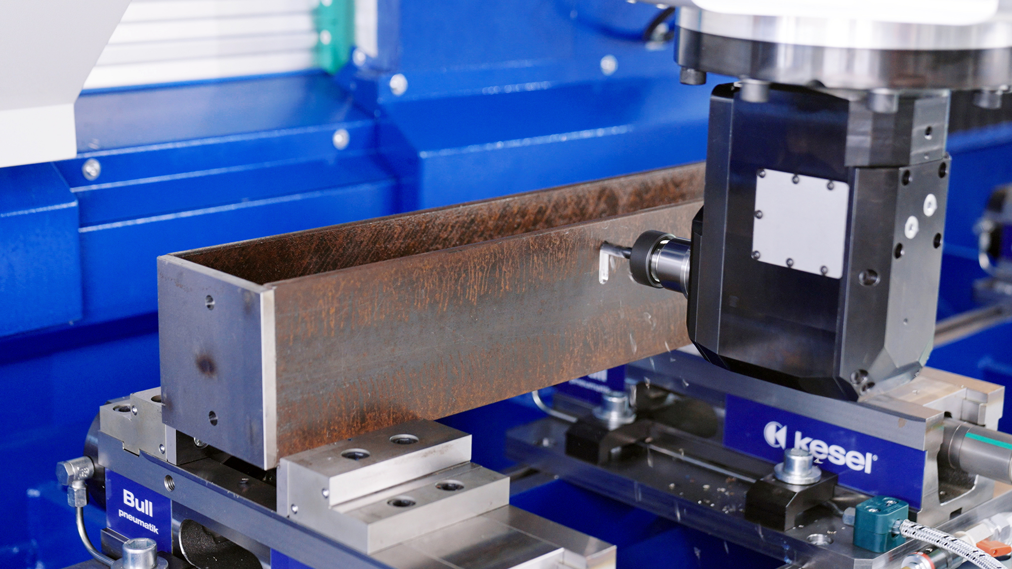 The angle head can be swiveled 360° and allows different profile sides to be processed in a single pass. © Röder