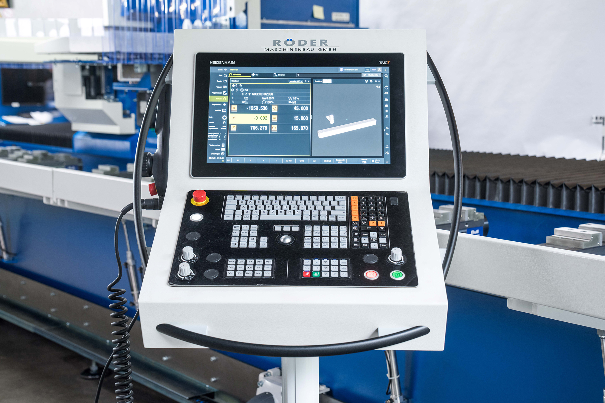 User-friendly: The movable control panel extends the length of the machine and graphically displays the current drilling and milling cycles. © Röder