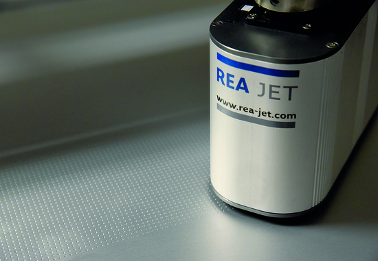 Innovative Anwendungen der Kennzeichnungssysteme von REA in der Metallbearbeitung – hier der Rea Jet DOD – bringen ölfreie Schmierstoffe nebelfrei und präzise dort auf, wo sie gebraucht werden. © Rea