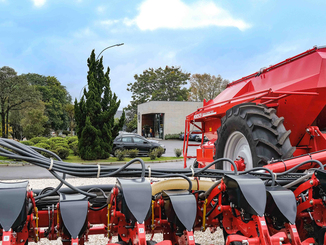 Bereits jede zehnte Einzelkornsämaschine auf brasilianischen Feldern trägt das charakteristische Rot der deutschen Horsch Maschinen GmbH. Lackiert werden die Teile am eigenen Standort in Brasilien © Meeh