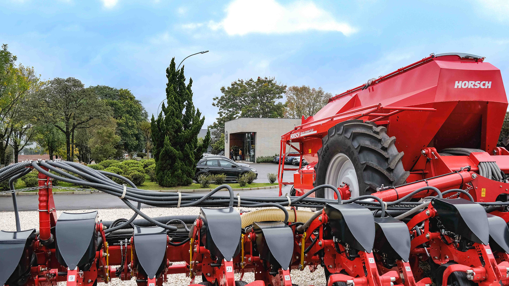 Every tenth precision air seeder in Brazilian fields already bears the characteristic red of the German company Horsch Maschinen GmbH. The parts are painted at the company's own site in Brazil © Meeh