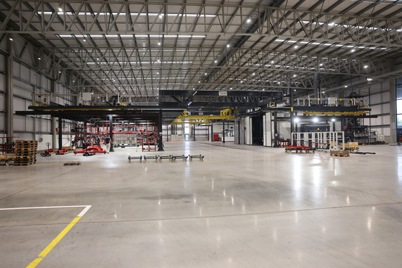 Die großzügige Jumbo-Coat® Anlage bei Horsch in Brasilien beherbergt fünf Prozesskabinen, die über Traversen inklusive zwei elektrischer Querfahrbühnen mit dem üppigen Verladebahnhof und Parkplatz verbunden sind. © Meeh