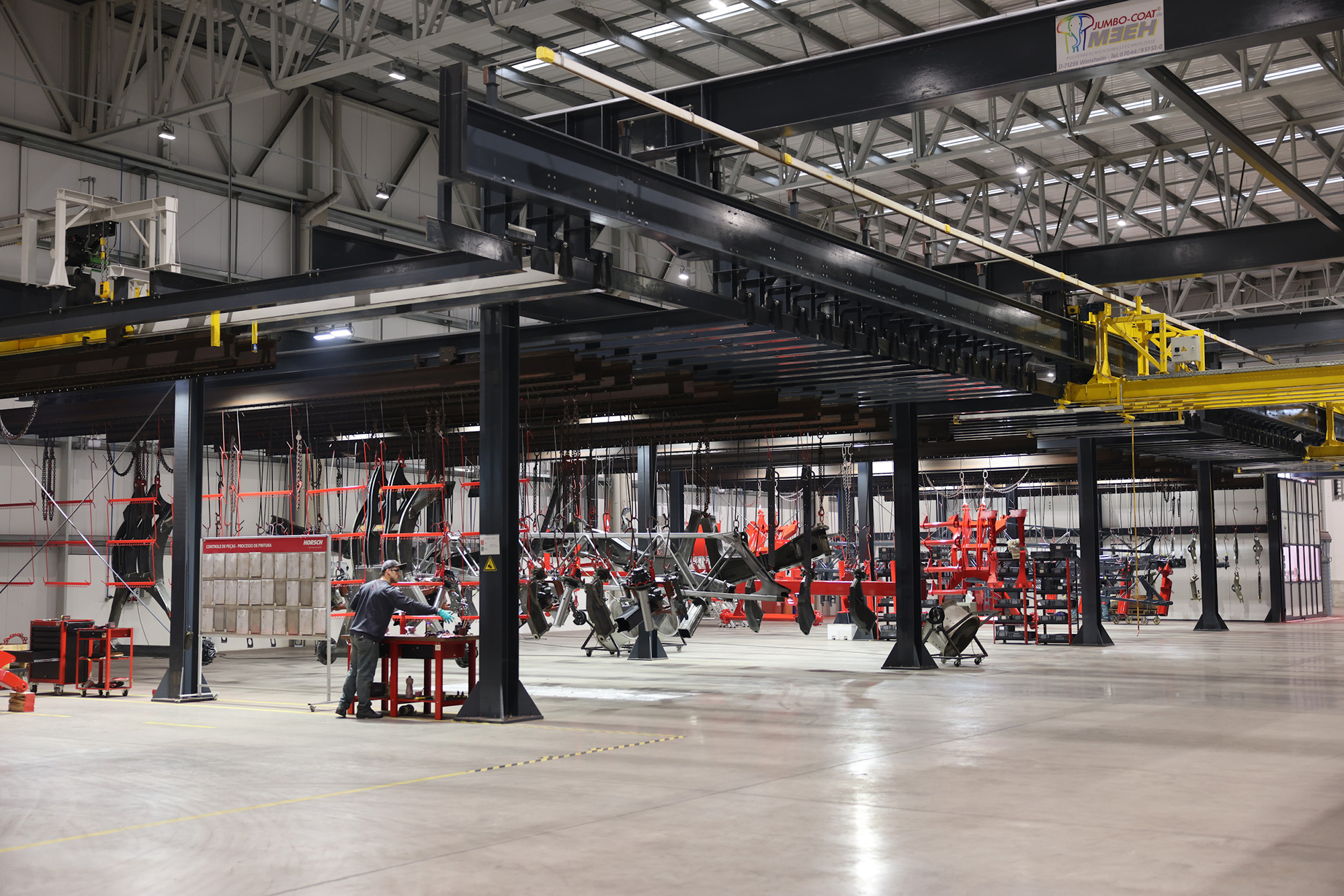 From handy small parts to large steel frames, all workpieces are stored in the buffer area before and after painting. © Meeh 