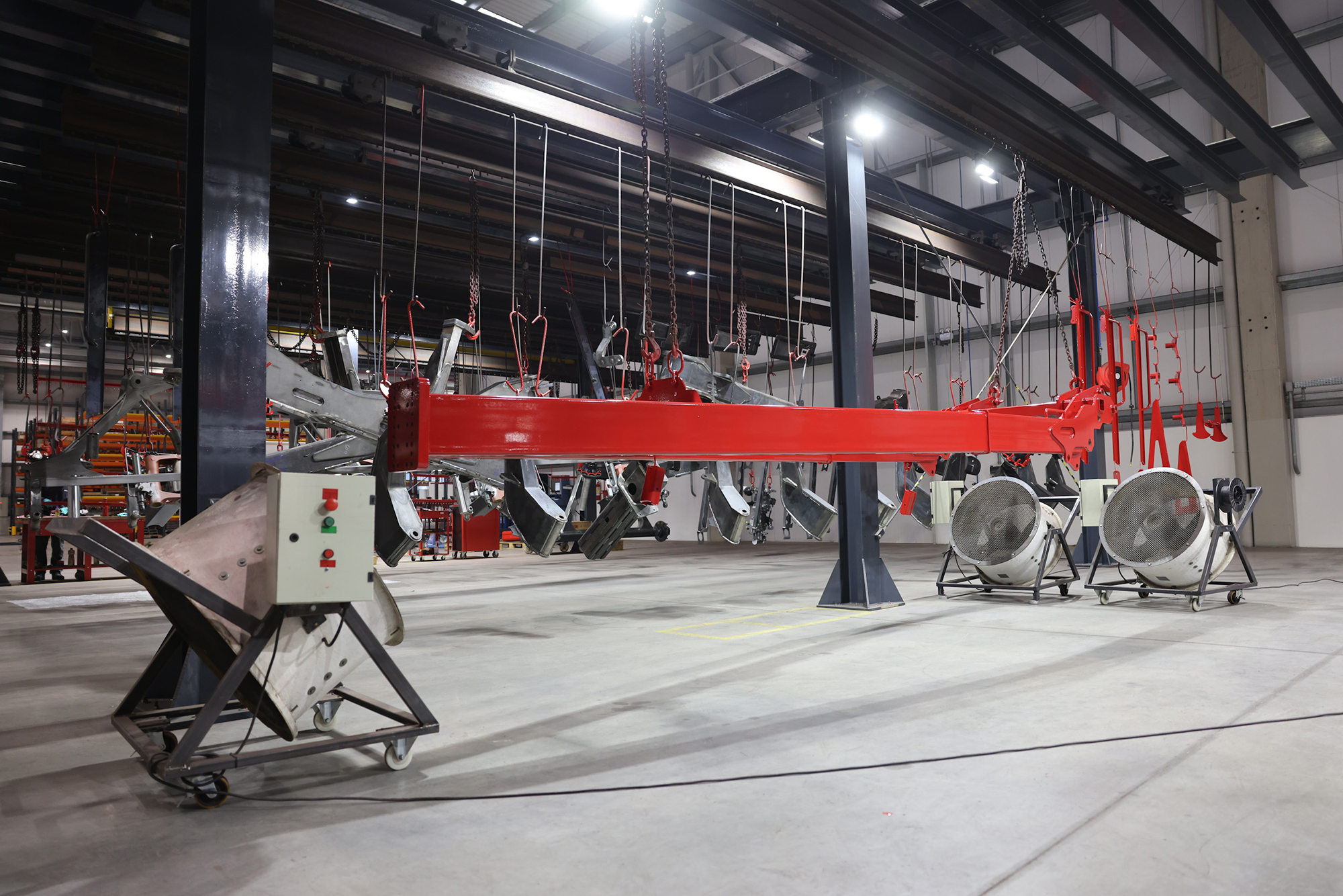 Depending on the number and width of the workpieces, they are washed manually or with the help of the two automatic spray rims. © Meeh 