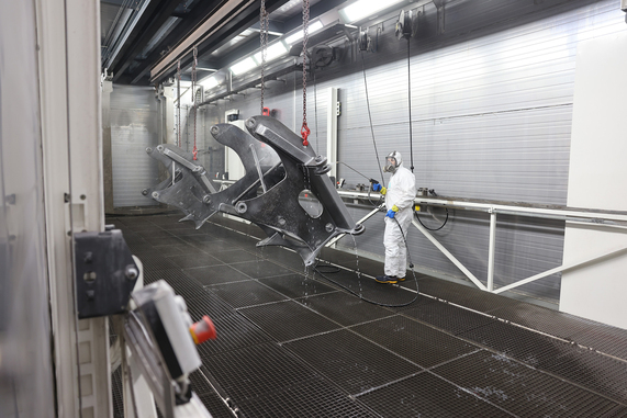Die automatischen Sprühkränze fassen Teile bis maximal 1,2 m Breite. Wahlweise wird für sehr schmale Werkstücke eine Mittellanze installiert. © Meeh