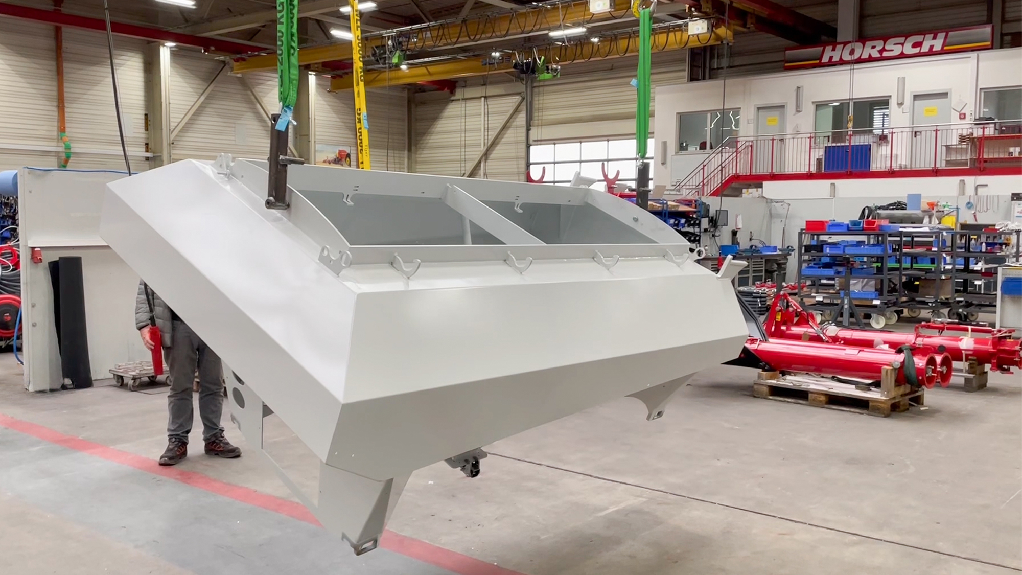 With the help of a special swivel device, the employees turn the heavy tanks until the opening is in a horizontal position to make it easier to work on the inside. © Meeh 
