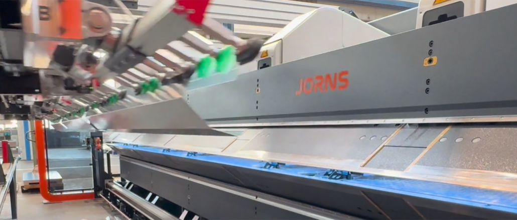 Post BlechExpo Die Jorns-Doppelbiegemaschine JDB kann mit einer Länge von 3.2 bis 12.2 m geliefert werden. © Jorns