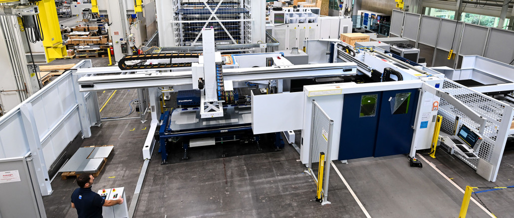 Das indirekt verkettete System von Trumpf besteht aus der Schwenkbiegemaschine TruBend Center 7030, der Stanz-Laser-Maschine TruMatic 5000 und einem automatisierten Stopa-Lager. © Trumpf