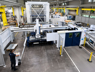 Das indirekt verkettete System von Trumpf besteht aus der Schwenkbiegemaschine TruBend Center 7030, der Stanz-Laser-Maschine TruMatic 5000 und einem automatisierten Stopa-Lager. © Trumpf
