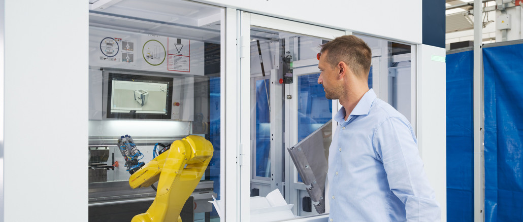 With the mobile Flex Cell bending cell from Trumpf, users can operate the TruBend 7050 bending machine automatically. With TecZone Bend, it can be programmed in just a few seconds.  © Trumpf