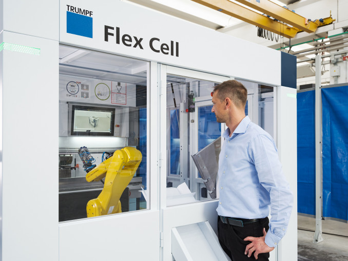 Mit der mobilen Biegezelle Flex Cell von Trumpf können Anwender die Biegemaschine TruBend 7050 automatisiert betreiben. Mit TecZone Bend lässt sie sich innerhalb weniger Sekunden programmieren. © Trumpf