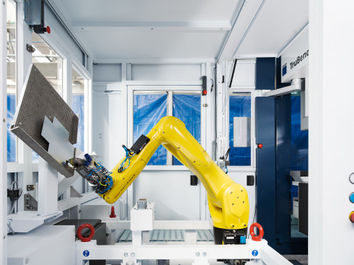 With TecZone Bend, the robot and the bending machine can be programmed remotely, i.e. offline. During this time, the machine and bending cell can continue to process. This increases production productivity. © Trumpf