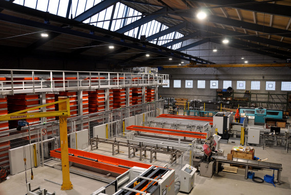 The combination of automatic storage, high-performance dispensing stations and flexible sawing centers ensures short delivery times and high customer satisfaction. © Kasto