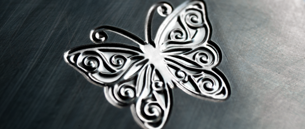 Wenige Pikosekunden kurze, hochenergetische Pulse lassen das Material beim UKP-Strukturieren verdampfen. Im zweiten Schritt bringt der dann mit anderen Parametern laufende Laser die obersten 0,2 bis 2 µm der Oberfläche zum Schmelzen. Sie zieht sich dann von selbst glatt. © Fraunhofer ILT