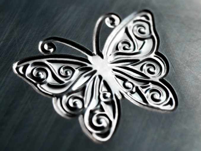 Short, high-energy pulses lasting just a few picoseconds vaporize the material during USP structuring. In the second step, the laser, which then runs with different parameters, melts the top 0.2 to 2 µm of the surface. It then smoothes itself out. Fraunhofer ILT