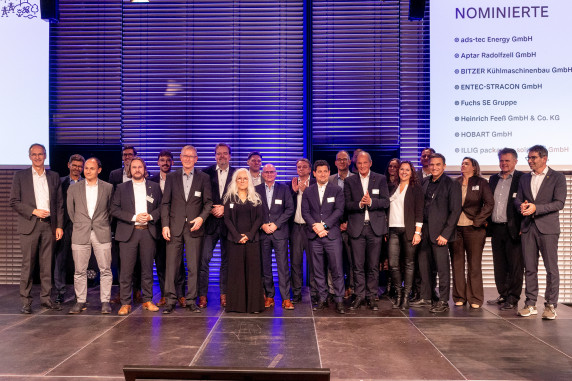 Kohler wurde im Rahmen des Wettbewerbs um den Umwelttechnikpreis in der Kategorie 02 Materialeffizienz und Ressourcenschonung mit einer Nominierung ausgezeichnet. v.l. Dr. Hans-Peter Laubscher, Geschäftsführer der Kohler Maschinenbau GmbH, Stefano Cesarano, International Sales Manager © BMF Armin Burkhardt