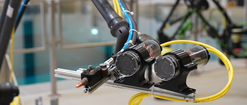 Schweißbrenner und Stereokameras am Roboter-Endeffektor bei Versuchsvorbereitungen in der Maritimen Explorationshalle des DFKI Bremen. © DFKI