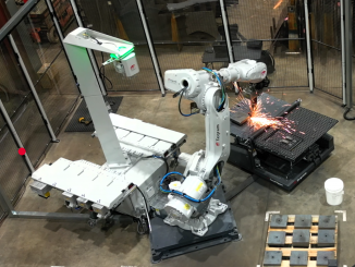 Das System verarbeitet schwere Bleche bis zu 200 kg vollautomatisch, ohne Programmierung oder Teaching. © Teqram