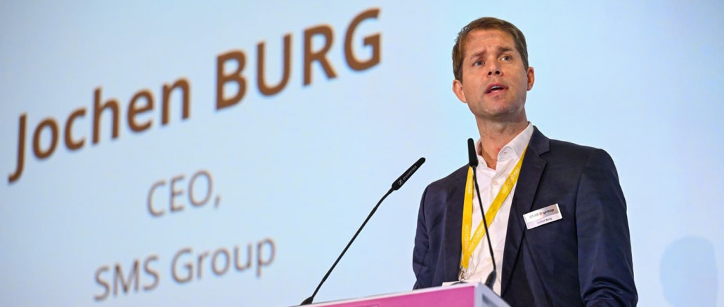 Jochen Burg, CEO der SMS group, während seiner Eröffnungsrede auf der worldsteel Breakthrough Technology Conference: „Für die Dekarbonisierung gibt es keine Einheitslösung. Es braucht Ansätze, die genau das aufgreifen, was für unsere Kunden wirklich zählt.“ © SMS