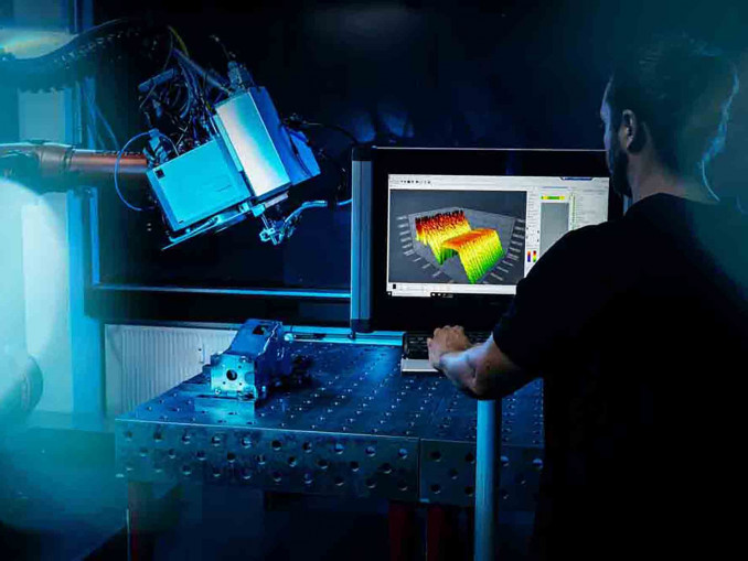 Das Blackbird OCT-System erlaubt es direkt im Laserschweißprozess die Topologie der Naht sowie die Einschweißtiefe zu erfassen und grafisch darzustellen. © Blackbird