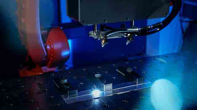 Neben der Analyse der Schweißnaht erfasst das OCT-Messystem auch die noch zu schweißenden Geometrien im Bereich vor dem Laser und passt die Strahlparameter an. © Blackbird