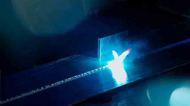 Der Messtrahl des OCT-Messsystems eilt dem schweißenden Laserstrahl voraus, analysiert die Geometrie, dann das Keyhole und fällt zurück um die entstandene Naht zu erfassen. © Blackbird