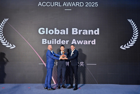 Microstep Europa wurde mit dem „Global Brand Builder Award“ ausgezeichnet für die Unterstützung bei der Einführung der Marke Accurl in Europa. Die Geschäftsführer Igor Mikulina und Johannes Ried nahmen den Preis entgegen. © Accurl