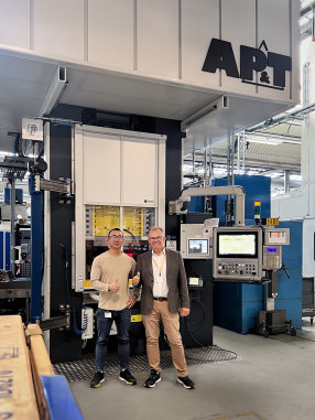 Peter Lund Pedersen from Grundfos and Peter Karlsson from AP&T with the servo press system they developed together. © AP&T