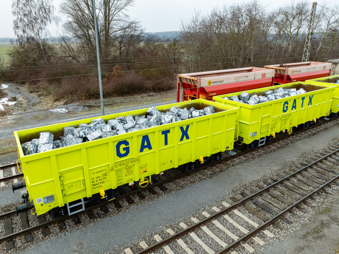 Pressed into cubes, the steel scrap is returned from the body parts plant to the steel manufacturer. © Salzgitter