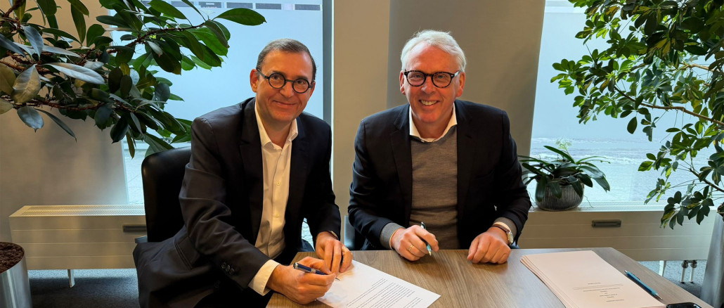 Jean-Patrick Sauvy (left), CEO of Pommier, and Dietrich Leifert, CEO of Titgemeyer, sign the takeover agreement. Titgemeyer