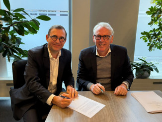 Jean-Patrick Sauvy (left), CEO of Pommier, and Dietrich Leifert, CEO of Titgemeyer, sign the takeover agreement. Titgemeyer