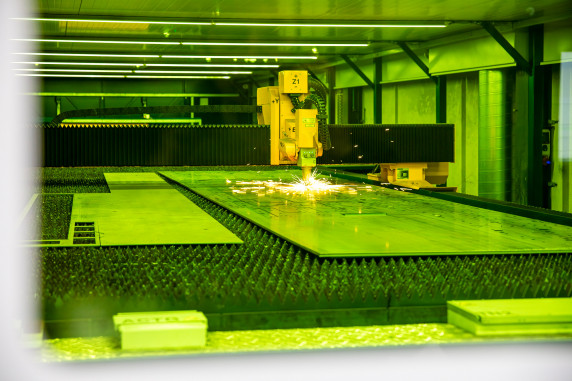 Der Laserrotator ermöglicht Schweißnahtvorbereitungen bis 45°. In Verbindung mit der 15-kW-Faserlaserquelle lassen sich Bleche mit einer Stärke von bis zu 25 mm bearbeiten. © Microstep Europa GmbH