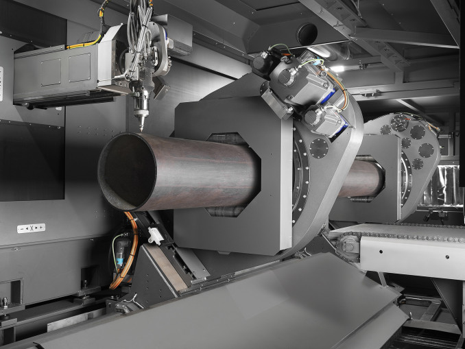 Rohre mit Durchmessern bis 355 mm und Profile mit Stangengewichten bis 100 kg/m kann der Rohrlaser LT14 Fiber bearbeiten. © BLM