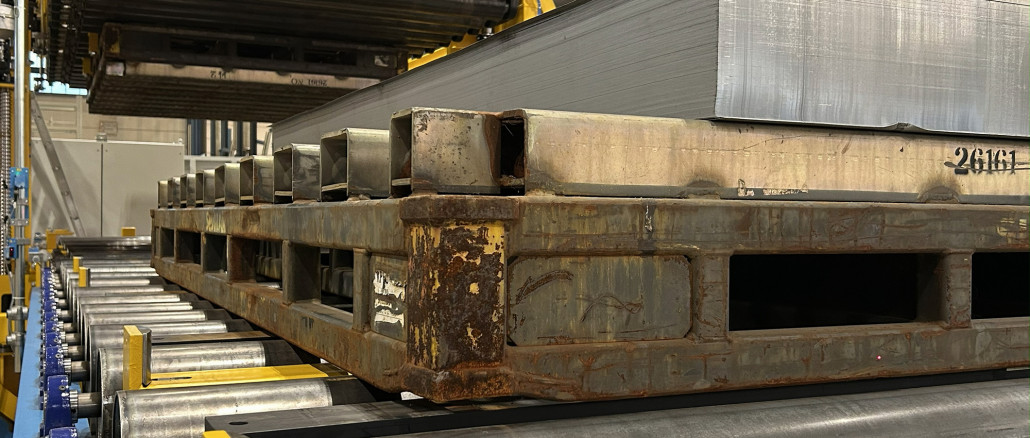 Mit dem Stapel- und Plattenwender lassen sich große und schwere Materialien sicher und automatisiert wenden . © Systraplan