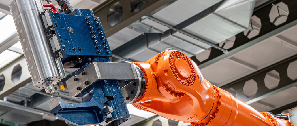 Die robotergeführte Rührreibschweißzange „Steppwelder“ im Einsatz an einem 6-Achs-Industrieroboter. © Dominik Walz, MPA, Universität Stuttgart