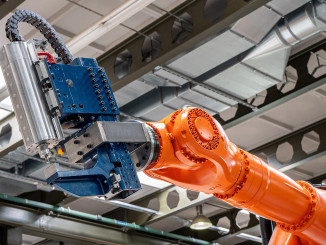 Die robotergeführte Rührreibschweißzange „Steppwelder“ im Einsatz an einem 6-Achs-Industrieroboter. © Dominik Walz, MPA, Universität Stuttgart