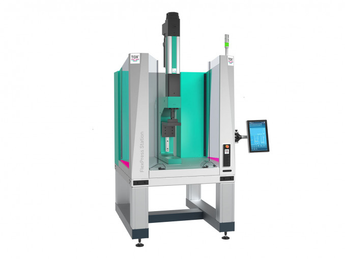 Die elektrische Presse Tox Flexpress Station mit 2-Hand-Starttaster. . © Tox