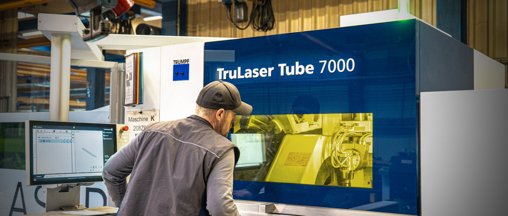 Florian beim einfahren der Maschine © PS Laser