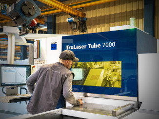 Florian beim einfahren der Maschine © PS Laser