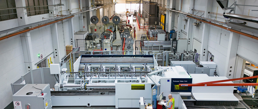 Die Prozesskette Rohr bei AL-KO ­umfasst die hoch­effiziente Laser-Rohrschneidmaschine ­TruLaser Tube 7000 von TRUMPF. Eine ­automatisierte ­Roboterentladung von Starmatik sowie ein automatisiertes Langgutlager von Stopa.. © TRUMPF