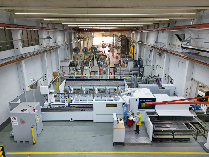 Die Prozesskette Rohr bei AL-KO ­umfasst die hoch­effiziente Laser-Rohrschneidmaschine ­TruLaser Tube 7000 von TRUMPF. Eine ­automatisierte ­Roboterentladung von Starmatik sowie ein automatisiertes Langgutlager von Stopa.. © TRUMPF