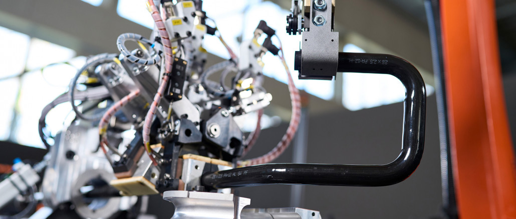 The Hotbend 35 uses flexible CNC technology for bending plastic pipes and, if required, bends with an inner mandrel and targeted heating of the forming area. © Wafios