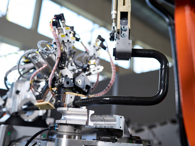 Die Hotbend 35 nutzt die flexible CNC-Technologie für das Biegen von Kunststoffrohren und biegt bei Bedarf mit Innendorn und gezielter Erwärmung des Umformbereiches. © Wafios