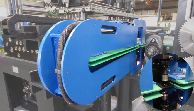 Hier im Bild ist die Haltevorrichtung für die Präzisionsdickenmessung im Bereich von hundertstel ­Millimetern. Voraussetzung waren eine hohe Steifigkeit und Vibrationsarmut. Der Ausschnitt zeigt die Keyence Mess­apparatur. © GSW