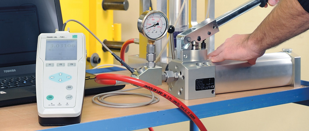 Das Kalibriergerät zeigt seine Fähigkeiten im Einsatz für Druckmessertest. © Burster