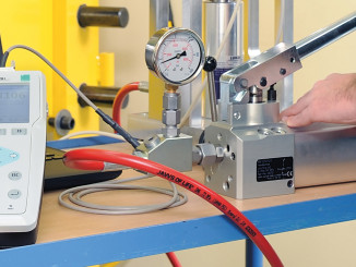 Das Kalibriergerät zeigt seine Fähigkeiten im Einsatz für Druckmessertest. © Burster