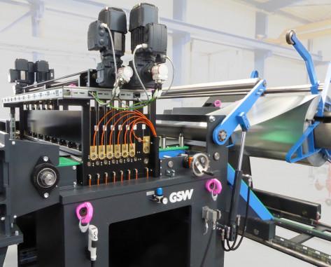 Die Präzisionsrichtmaschine von GSW ist das Herzstück der Blechteilanlage: 13 einzeln ansteuerbare, achtfach gestützte Walzen verhelfen zu einer hohen und konstanten Richtqualität. © GSW