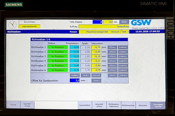 In der Steuerung lassen sich die sechs Richtwalzen individuell und auf hunderstel Millimeter reproduzierbar durch eine Feinspindel fahren. Hier können für unterschiedliche Materialien Rezepte angelegt werden. © GSW