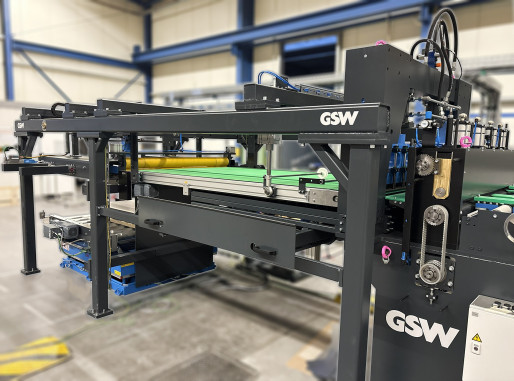 Entnahmevorrichtung für Schrott und Probenbleche vor dem Stapler. Rechts im Bild ist die ­Dachschnitt-Schere zu sehen. Das Förderband kann pneumatisch hochgeklappt werden. Dann kann entweder Schrott in einen Container oder ein Probenblech in die Schublade gelangen. © GSW